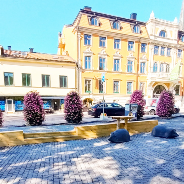 Sommargator och torg'