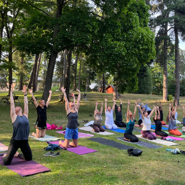 Yoga stadsträdgården